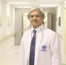 Prof. Dr. Metin Güden — Radyasyon Onkolojisi, Beşiktaş, İstanbul. Portre fotoğrafı.