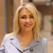Dr. Özge Aydın — Sertifikalı Medikal Estetik, Çankaya, Ankara. Portre fotoğrafı.