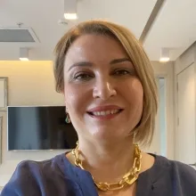 Prof. Dr. Başak Yalçın — Dermatoloji, Ankara. Portre fotoğrafı.