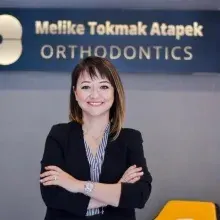Dt. Melike Tokmak Atapek — Diş Hekimi, İstanbul. Portre fotoğrafı.