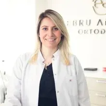 Dr. Dt. Ebru Ademci — İstanbul. Portre fotoğrafı.