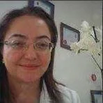 Uzm. Dr. Leyla Ertenü — Dermatoloji, İstanbul. Portre fotoğrafı.