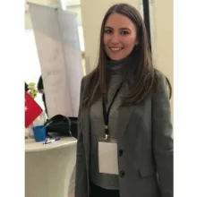Fzt. Gülce Akgül — Fizyoterapi Ve Rehabilitasyon, İzmir. Portre fotoğrafı.