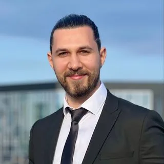 Op. Dr. Oğuzhan Durmuş — Plastik Rekonstrüktif Ve Estetik Cerrahi, Erzincan. Portre fotoğrafı.