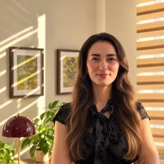 Kl. Psk. Hande Deniz Piyale — Psikoloji, İstanbul. Portre fotoğrafı.