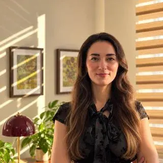 Kl. Psk. Hande Deniz Piyale — Psikoloji, İstanbul. Portre fotoğrafı.