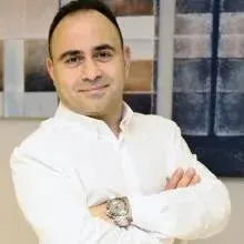 Uzm. Dr. Çetin Etik — Psikiyatri, Bursa. Portre fotoğrafı.