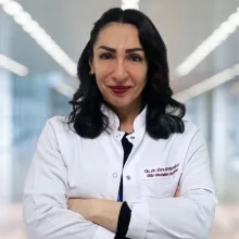 Op. Dr. Emine Esra Asfuroğlu — Göz Hastalıkları, Kartal, İstanbul. Portre fotoğrafı.