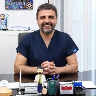 Dt. Murat Narin — Diş Hekimi, İzmir. Portre fotoğrafı.