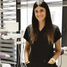 Dr. Dt. Esra Yilman Alagha — İzmir. Portre fotoğrafı.