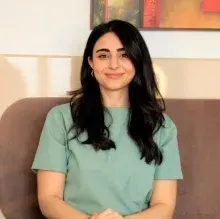 Uzm. Dr. Yağmur Malkoç — Diş Hekimi, İstanbul. Portre fotoğrafı.
