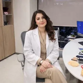 Dyt. İrem Gülis — Diyetisyen. Portre fotoğrafı.