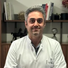 Dr. Vehap Topçu — Tıbbi Genetik, İstanbul. Portre fotoğrafı.