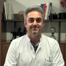 Dr. Vehap Topçu — Tıbbi Genetik, İstanbul. Portre fotoğrafı.