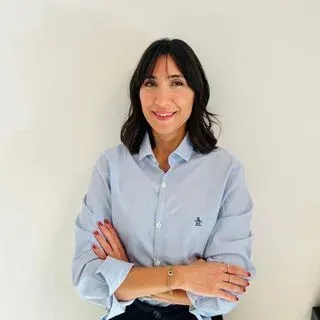 Kl. Psk. Özlem Leskay Özgüven — Psikoloji, İzmir. Portre fotoğrafı.