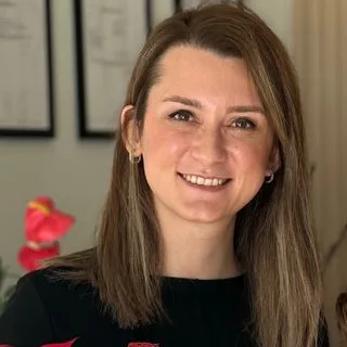 Uzm. Dt. Selin Bilgin Özdemir — Çocuk Diş Hekimliği (Pedodonti), Denizli. Portre fotoğrafı.