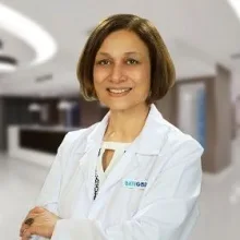 Op. Dr. Figen Küçüksezer — Göz Hastalıkları, Üsküdar, İstanbul. Portre fotoğrafı.