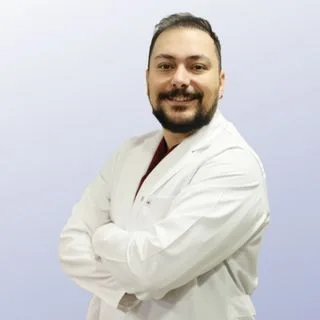 Dr. Gökay Furkan Özkoç — Sertifikalı Medikal Estetik, Ümraniye, İstanbul. Portre fotoğrafı.