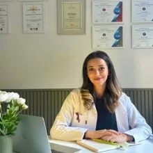 Fzt. Sena Sarp — Fizyoterapi Ve Rehabilitasyon, İzmir. Portre fotoğrafı.