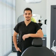 Dt. Oğuzhan Ulaş — Diş Hekimi, Antalya. Portre fotoğrafı.