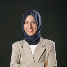 Uzm. Dr. Yasemin Çakan Çelik — Çocuk ve Ergen Psikiyatrisi, İstanbul. Portre fotoğrafı.