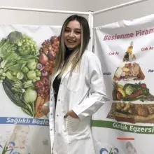 Uzm. Dyt. Esra Nur Döş — Diyetisyen, Gaziantep. Portre fotoğrafı.