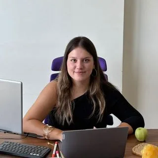 Dyt. Arzu Kurtuldu — Diyetisyen, İstanbul. Portre fotoğrafı.