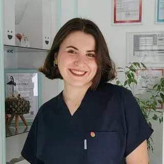 Dt. Tutku Pınarlı Göktan — Diş Hekimi, İzmir. Portre fotoğrafı.