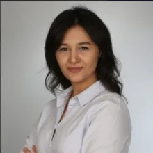 Dkt. İrem Nur Gürel — Dil ve Konuşma Terapisi, İstanbul. Portre fotoğrafı.