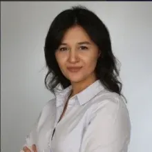 Dkt. İrem Nur Gürel — Dil ve Konuşma Terapisi, İstanbul. Portre fotoğrafı.