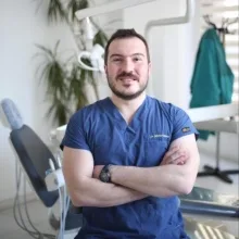 Dt. Gökhan Bitmiş — Diş Hekimi, İstanbul. Portre fotoğrafı.
