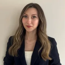Psk. Selin Sak — Psikoloji. Portre fotoğrafı.