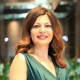 Prof. Dr. Pelin Doğa Üstüner — Dermatoloji, İstanbul. Portre fotoğrafı.