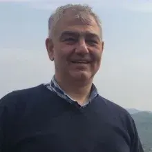 Prof. Dr. Sarper Yılmaz — Plastik Rekonstrüktif Ve Estetik Cerrahi, İstanbul. Portre fotoğrafı.