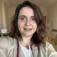 Uzm. Dr. Ahsen Akay — Çocuk Sağlığı Ve Hastalıkları. Portre fotoğrafı.