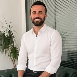 Kl. Psk. Harbi Yürük — Psikoloji, Van. Portre fotoğrafı.