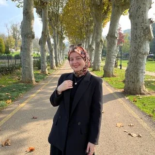 Dyt. Beyza Asel Koç — Diyetisyen, İstanbul. Portre fotoğrafı.