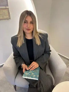 Psk. Elif Asya Şafak profilinde yer alan galeri fotoğrafı.