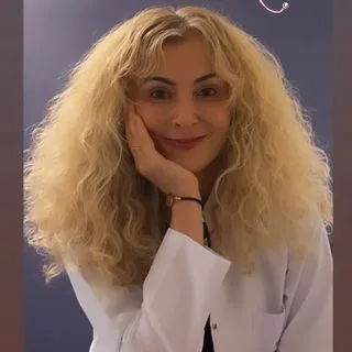 Uzm. Dr. Elif Öztürk — Radyasyon Onkolojisi, İstanbul. Portre fotoğrafı.