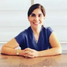 Uzm. Dr. Selcen Doğru — Psikiyatri, Antalya. Portre fotoğrafı.