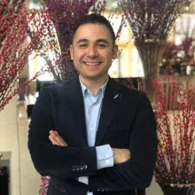 Op. Dr. Mert Seçer — Plastik Rekonstrüktif Ve Estetik Cerrahi, İstanbul. Portre fotoğrafı.