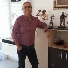 Dt. Turan Özün — Diş Hekimi, Aydın. Portre fotoğrafı.