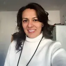 Dt. Burcu Sarıyar — Diş Hekimi, İzmir. Portre fotoğrafı.