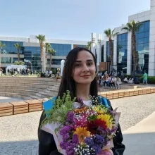 Dkt. Ayşe Nur Özdaş — Dil ve Konuşma Terapisi, İzmir. Portre fotoğrafı.