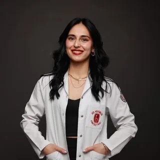 Dt. Sümeyye Serpil Kasman — Diş Hekimi, Ankara. Portre fotoğrafı.
