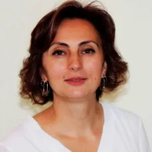 Dt. Aysun Oktay Çamlı — Diş Hekimi, İstanbul. Portre fotoğrafı.