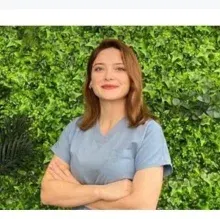 Dt. İrem Ünal — Diş Hekimi, Çorlu, Tekirdağ. Portre fotoğrafı.