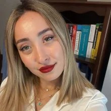 Kl. Psk. Ebru Ceylan Ertürk — Psikoloji, İzmir. Portre fotoğrafı.
