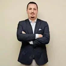 Uzm. Dt. Göktuğ Okkan — Ağız Diş Ve Çene Cerrahisi, Bursa. Portre fotoğrafı.