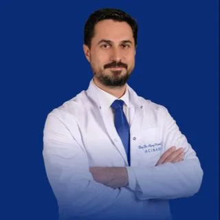 Doç. Dr. Alpay Medetalibeyoğlu — İç Hastalıkları, Sarıyer, İstanbul. Portre fotoğrafı.
